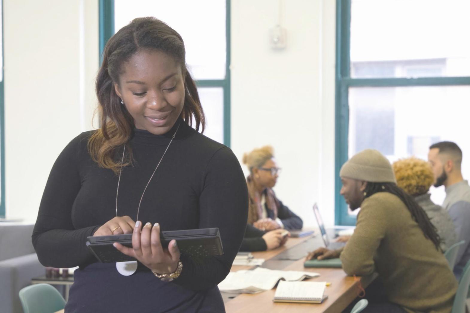 Étudiant international travaillant sur des concepts financiers avec assistance linguistique